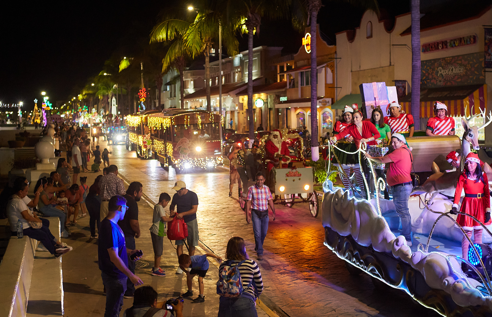 Desfile navideño por el malecón de la Isla de Cozumel.